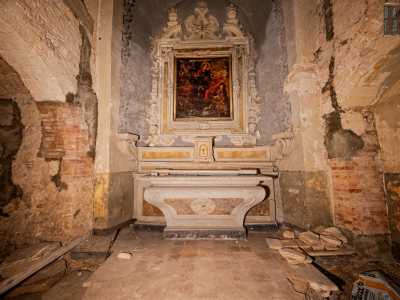 Entrando si notano subito l�altare in pietra decorata con un quadro secentesco che ritrae San Martino...